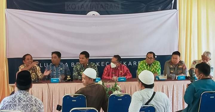 Asisten I Komataran Lalu Martawang, Hadiri Musyawarah Rencana Pembuatan Sertifikat Makam Loang Balok