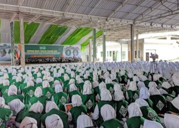 Sejumlah 1956 Thullab-Tholibat Baru MDQH NW Anjani Ikuti Cukuran Masal