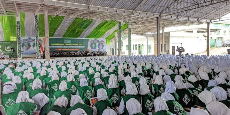 Sejumlah 1956 Thullab-Tholibat Baru MDQH NW Anjani Ikuti Cukuran Masal