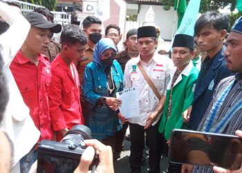 Hadir ditengah Masa Aksi, Ketua DPRD Prov. NTB Dukung Aspirasi Mahasiswa Cipayung