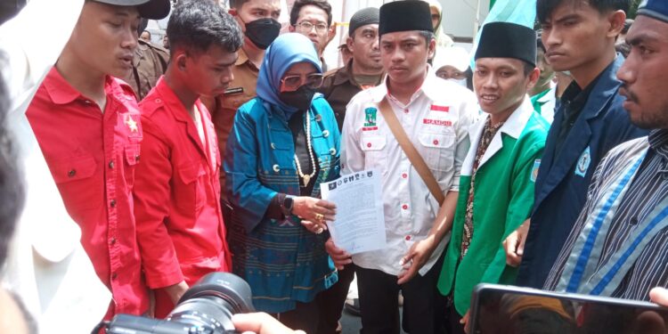 Hadir ditengah Masa Aksi, Ketua DPRD Prov. NTB Dukung Aspirasi Mahasiswa Cipayung