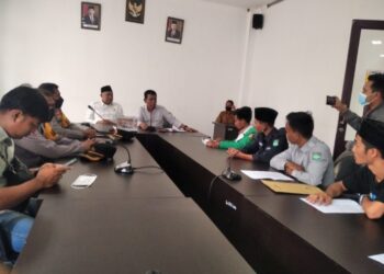 Tolak Penyesuaian Harga BBM, Masa PC HIMMAH NW Lotim Gedor Gedung DPRD