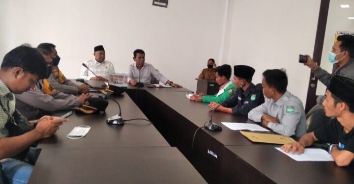 Tolak Penyesuaian Harga BBM, Masa PC HIMMAH NW Lotim Gedor Gedung DPRD