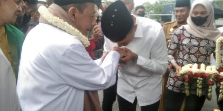 Ribuan Peserta Kirab Budaya, di Lepasa Resmi Anggota Dewan Pertimbangan Presiden Habib Lutfi Yahya