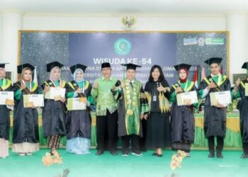 Sejumlah Wisudawan Terbaik UMMAT, Terima Penghargaan BANK NTB Syari’ah