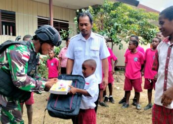 Satgas Pamtas RI PNG Yonif R 142/KJ Bagikan Tas dan Buku untuk Anak-anak Sekolah di Papua