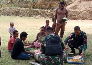 Bantu Warga, Satgas Yonif 142 Terjun Kedapur Memasak Makanan Hingga Makan Bersama