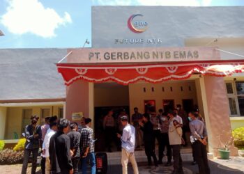 Puluhan Masa Aliansa Pergerakan Pemuda NTB Pertanyakan Dana CSR PT
