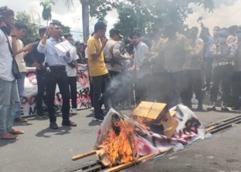 Aksi Mahasiswa Kritik Dewan Provinsi NTB Pasal Dugaan Isu Narkoba Nyaris Ricuh