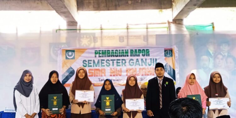 Tahun Pelajaran 2022/2023 Berakhir, SMA NW Anjani Gelar Pembagian Raport Kenaikan Kelas