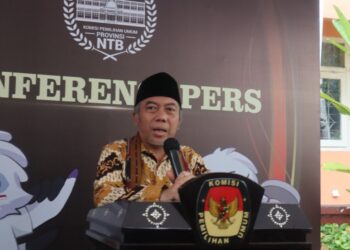 Resmi Maju Sebaga Bakal Calon DPD RI, TGH. Lalu Gede Sakti Antarkan Berkas Dukungan ke KPU