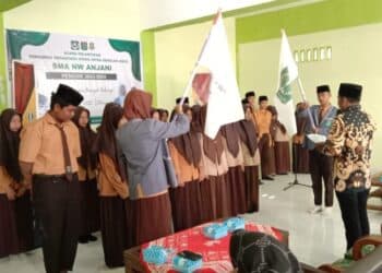 Pengurus OSIS SMA NW Anjani Periode 2023/2024 Resmi Dilantik