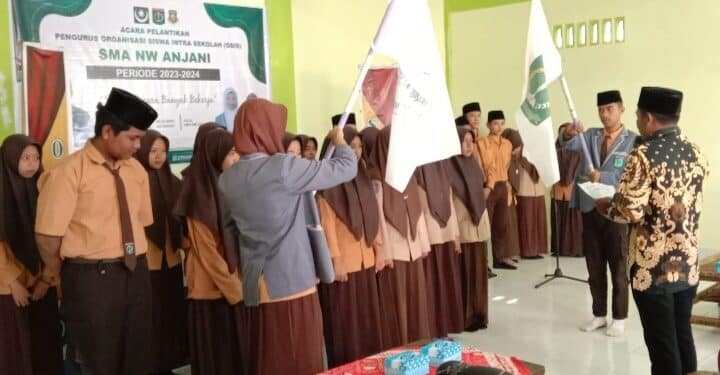 Pengurus OSIS SMA NW Anjani Periode 2023/2024 Resmi Dilantik