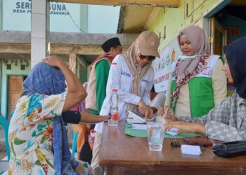 Pimpus Muslimat NW Lale Syifaunnufus, M.Farm Bersama LAZZAH NW Salurkan Bantuan di Pulau Maringkik