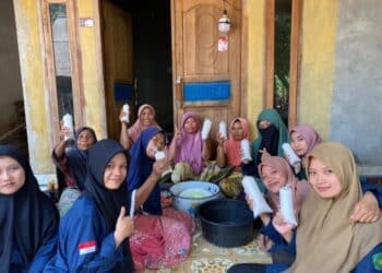 Upaya Gerakkan UMKM, KKN-T UNW Mataram Desa Ketangga Gelar Pelatihan Pembuatan VCO