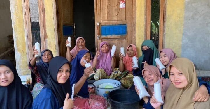 Upaya Gerakkan UMKM, KKN-T UNW Mataram Desa Ketangga Gelar Pelatihan Pembuatan VCO