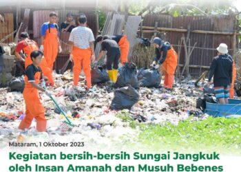 Insan Amanah Bank NTB Syari’ah Bersama Komunitas Musuh Bebenas Giat Bakti Sosial Bersihkan Muara Suangai Jangkok Ampenan