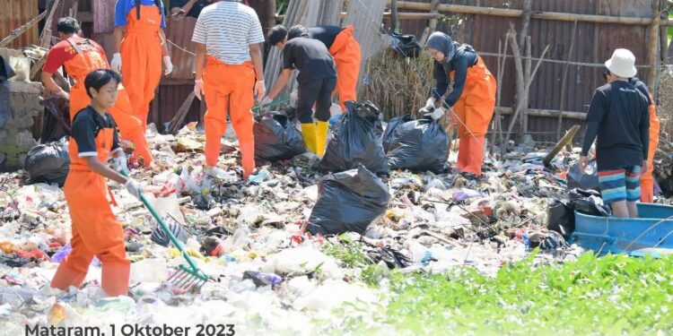 Insan Amanah Bank NTB Syari’ah Bersama Komunitas Musuh Bebenas Giat Bakti Sosial Bersihkan Muara Suangai Jangkok Ampenan