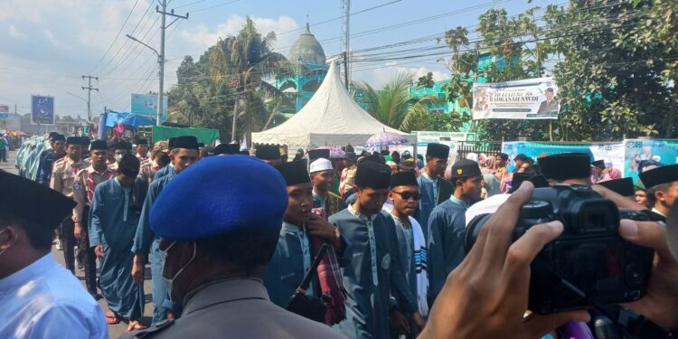 Ratusan Ribu Jama’ah Padat, Meriahkan Pawai Alagoris HULTAH Madrasah NWDI Ke-88 di Anjani