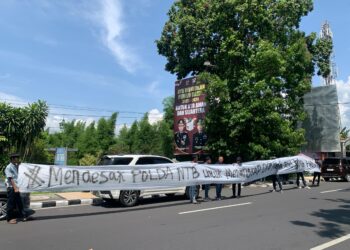 Masa dari Logis NTB Bentag Spanduk Desak Polda NTB, Direktur Utama Logisn NTB M. Fihirudin Terlihan Komandoi Masa