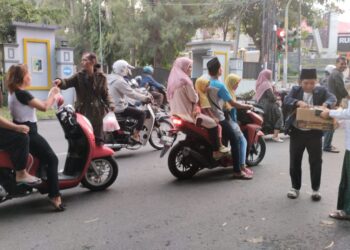 PD Pemuda NW Lotim Bagi-bagi Takjil Di Depan Gedung Kantor Bupati Lotim