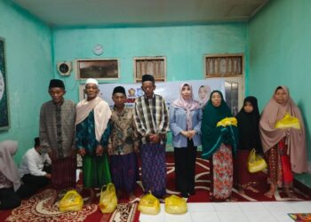 Anggota DPRD NTB Lale Yaqutunnafis Salurkan Bantuan Paket Sembako untuk Lansia di Kecamatan Suela