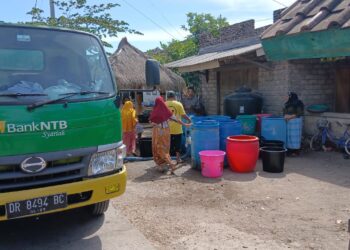 Wujud Kepedulian, Bank NTB Syariah Distribusikan Air Bersih ke Desa Terdampak