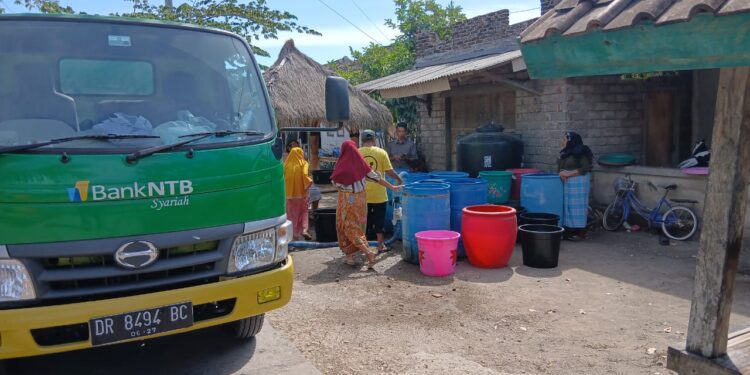 Wujud Kepedulian, Bank NTB Syariah Distribusikan Air Bersih ke Desa Terdampak
