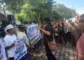 Sayadi melakukan aksi dalam tuntutannya.