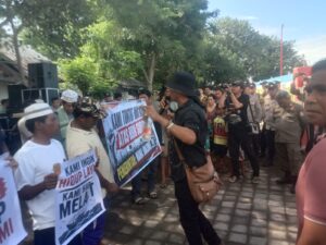 Sayadi melakukan aksi dalam tuntutannya.