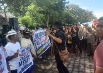 Sayadi melakukan aksi dalam tuntutannya.