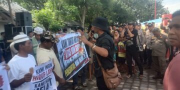 Sayadi melakukan aksi dalam tuntutannya.