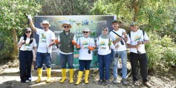 Peringati Hari Mangrove Sedunia dan HUT ke-62, Bank NTB Syariah Tanam Mangrove di Kawasan Ekowisata Paremas